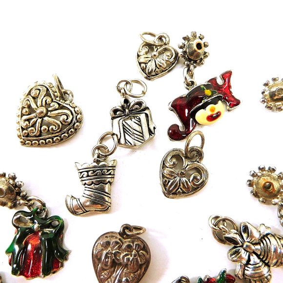 Lot of 24 Christmas & Heart Charms Enamel Silvertone Metal - Picture 4 of 5
